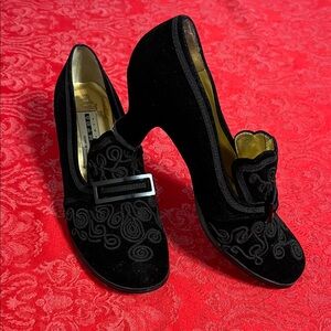 Transit New York Women’s Black Velvet Heels Size 8M Embroidered Buckle